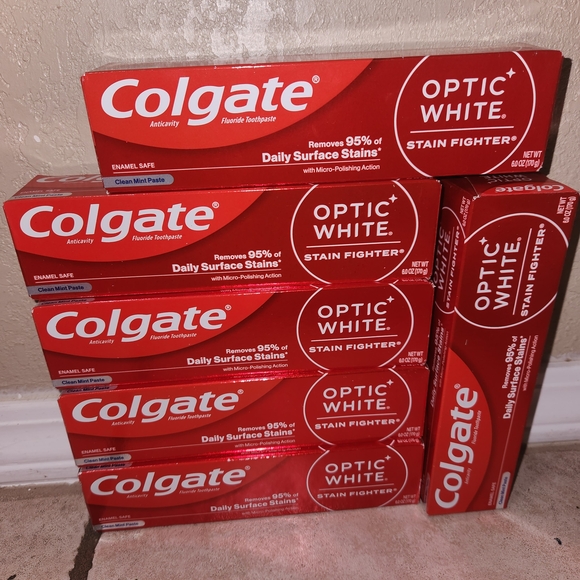 Colgate Optic White Toothpaste - Red - Picture 1 of 1